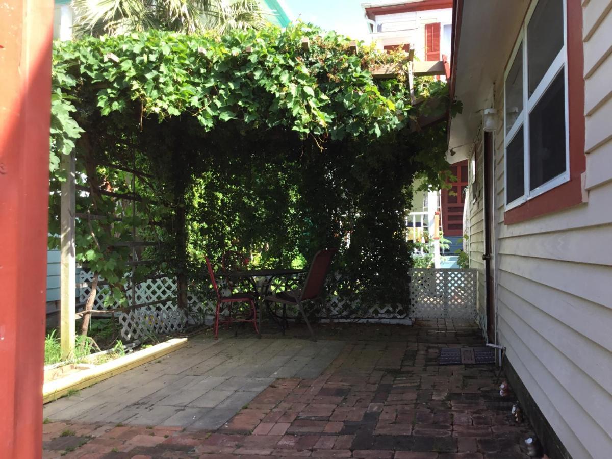 Studio Apartment At Historical House Galveston Esterno foto
