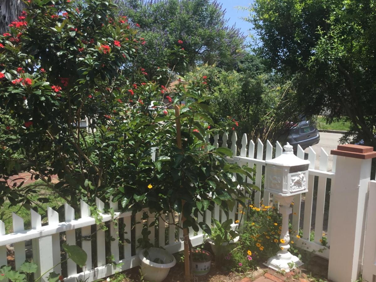 Studio Apartment At Historical House Galveston Esterno foto