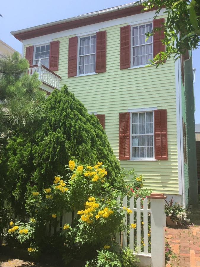 Studio Apartment At Historical House Galveston Esterno foto