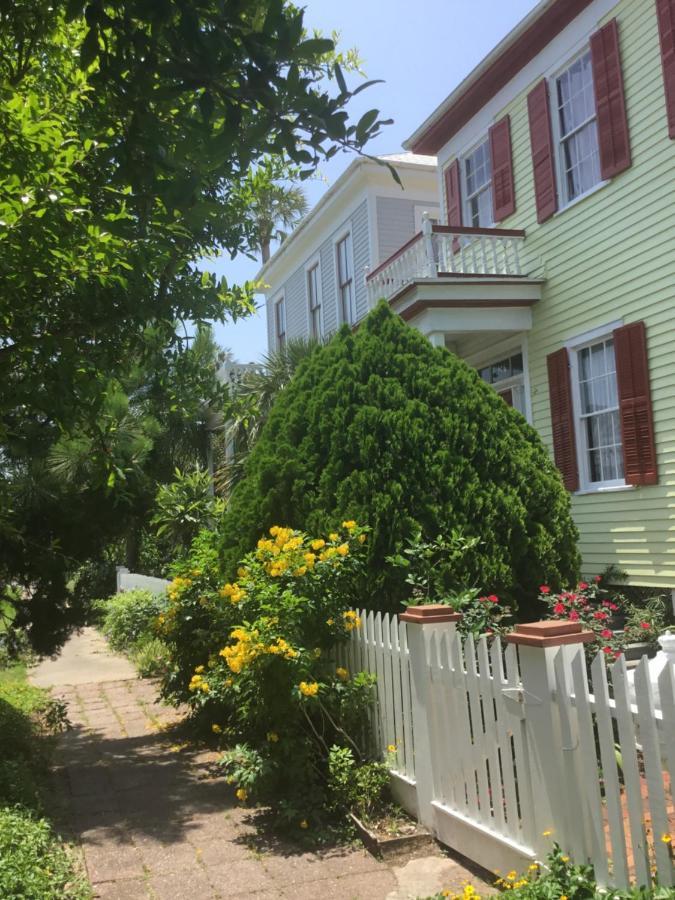 Studio Apartment At Historical House Galveston Esterno foto